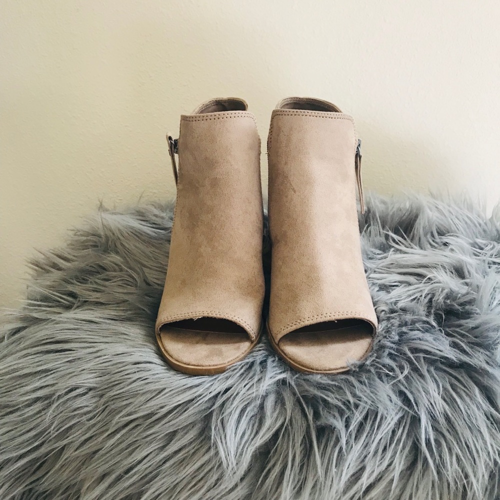 Universal Thread Booties - Picture 2 of 7
